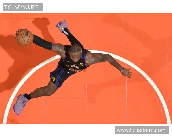 没法防！文班亚马背打没顶动防守人 强行后仰出手仍能拿分